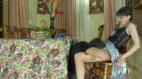 Мужчина лижет киску под столом - порно видео на эвакуатор-магнитогорск.рф