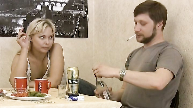 Мужик набухивает чтобы трахнуть пьяную русскую женщину в тесной московкой квартире