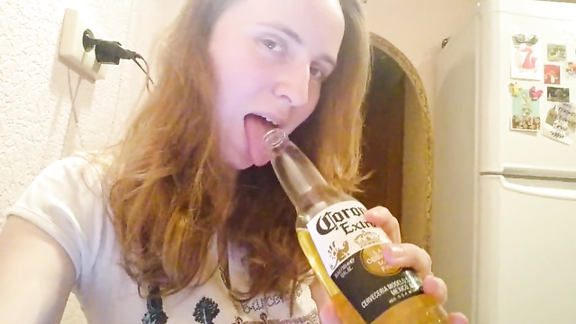 Русская девушка бухает пиво на кухне и транслирует себя для парней