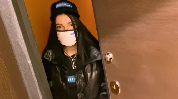 Девушка курьер доставила клиенту свою киску для жаркого секса