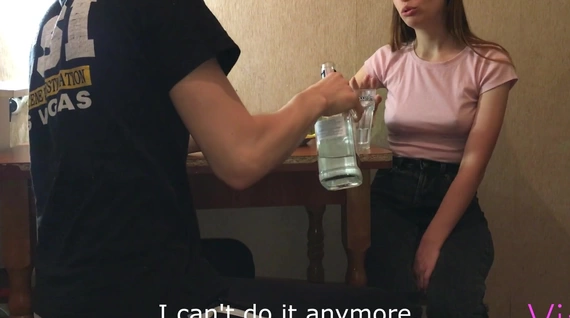 Пьяная девушка трахается с другом у него дома