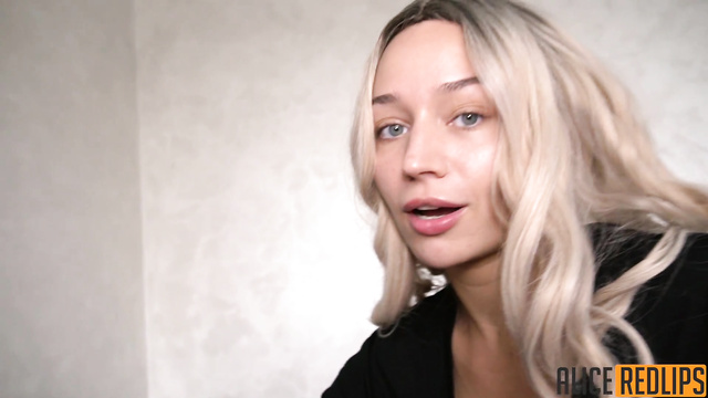 Русская блондинка Алиса согласилась на домашний секс от первого лица