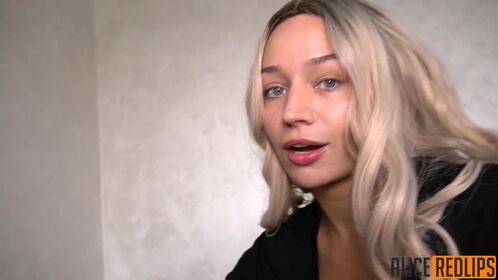 Порнуха ТВ - Блондинка не против съемки русского домашнего порно от первого лица