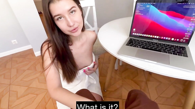 Мастер по ремонту компьютеров трахнул красивую русскую девушку