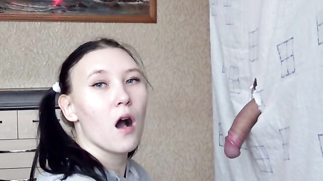 Русская сводная сестра отсосала член, когда делала уборку