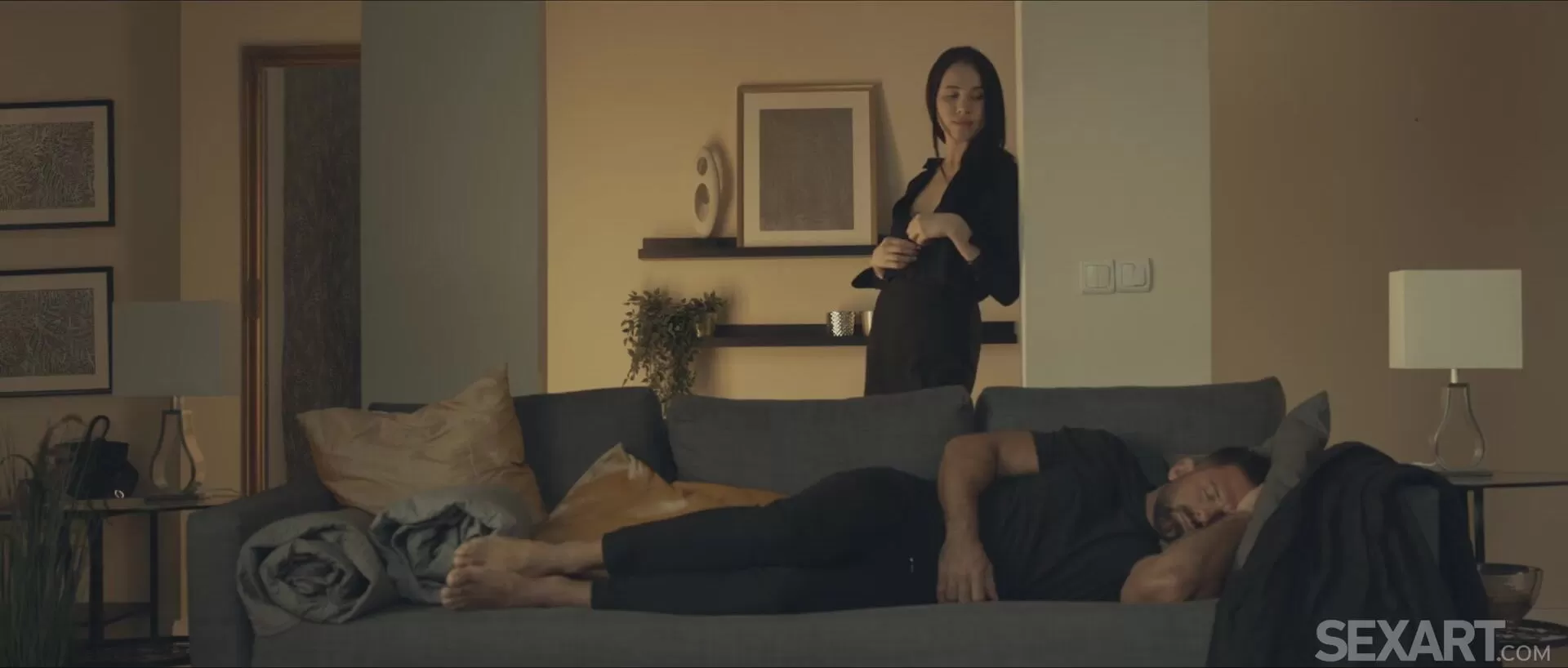 Секс на диване с молодой женой намного лучше чем просто сон
