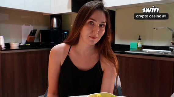 Супер мачеха делает минет и изменяет мужу с пасынком на кухне